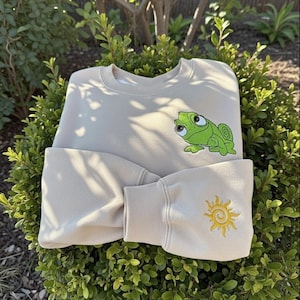 Camiseta bordada Pascal Disneyland, Moletom bordado Disney Tangled, Blusa de moletom com capuz Disney World, Camiseta de gola redonda Rapunzel, Camiseta de viagem à Disney imagem 1