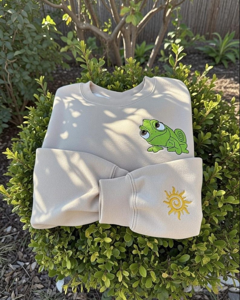 Camiseta bordada Pascal Disneyland, Moletom bordado Disney Tangled, Blusa de moletom com capuz Disney World, Camiseta de gola redonda Rapunzel, Camiseta de viagem à Disney imagem 1