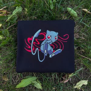 Mew Besticktes T-Shirt, Pokéball Stickerei Pullover, Anime Stickerei Hoodie, Mew Liebhaber Rundhalsausschnitt, Poke Anime Fan Kleidung