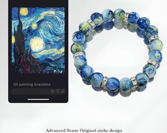 Può includere: Un braccialetto di perline blu e verdi, con distanziatori color argento adornati da piccoli cristalli trasparenti. Il braccialetto è mostrato accanto a uno schermo di telefono che mostra l'immagine de "La notte stellata" di Van Gogh. Il testo sullo schermo recita "Oil painting bracelets".