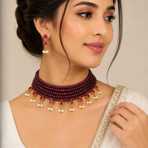 Set composto da collana girocollo con perline di rubino scuro e orecchini abbinati, stile Ahmedabad Kundan, abbigliamento da sposa.