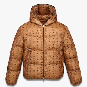 Könnte beinhalten: Braune Steppjacke mit Kapuze und durchgehendem Reißverschluss. Das Muster wiederholt das Logo in dunklerem Braun. Sie hat zwei Seitentaschen und einen hohen Kragen. Die Jacke ist für Wärme konzipiert.