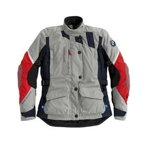 Pode incluir: Casaco de motociclismo BMW Motorrad cinzento com detalhes em vermelho e azul marinho. O casaco tem vários bolsos, gola alta e o logótipo BMW na manga. Para motociclismo.