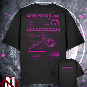 Könnte beinhalten: Schwarzes T-Shirt mit einem pinkfarbenen Grafikdesign. Das Design enthält den Text "LOVE POTION.exe", eine Hand, die eine Zaubertrankflasche hält, und andere digitale Elemente. Eine kleinere Version des Shirts ist ebenfalls sichtbar.