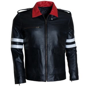 Könnte beinhalten: Schwarze Lederjacke mit rotem Kragen und weißen Streifen auf den Ärmeln. Sie hat einen Reißverschluss, zwei Brusttaschen und zwei untere Taschen. Die Jacke hat ein klassisches Design mit einem modernen Touch.