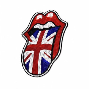 Puede incluir: Un parche de lentejuelas con forma de labios con la boca abierta. Los labios son de color rojo brillante con reflejos blancos. La lengua dentro de la boca presenta el diseño de la bandera Union Jack en lentejuelas rojas, blancas y azules.