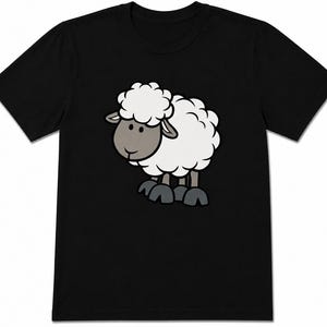 Könnte beinhalten: Schwarzes T-Shirt mit einer Cartoon-Schaf-Illustration. Das Schaf hat einen flauschigen weißen Körper, ein graues Gesicht und dunkelgraue Hufe. Das Design ist mittig auf dem Shirt platziert und bietet eine verspielte und lässige Ästhetik.