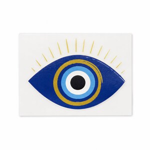 Puede incluir: Una tarjeta rectangular blanca con un gráfico centrado de un ojo estilizado. El ojo consta de círculos concéntricos en azul oscuro, dorado, azul claro y una pupila negra. Finas líneas doradas irradian desde la parte superior del ojo.