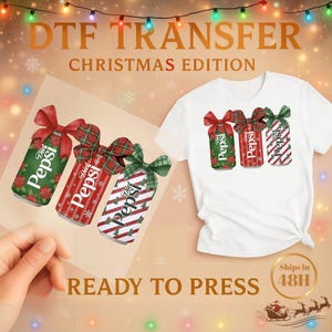 Puede incluir: Camiseta blanca con un diseño navideño que presenta tres latas de Diet Pepsi con lazos festivos. La imagen también incluye tres diseños de latas similares y el texto "DTF TRANSFER CHRISTMAS EDITION READY TO PRESS".