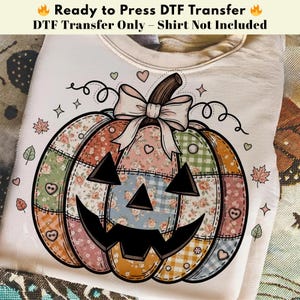 Può includere: Trasferimento DTF color crema con un design a zucca patchwork con una faccia sorridente di jack-o'-lantern. La zucca ha un fiocco ed è decorata con motivi floreali e a quadri. Il testo in alto recita "Ready to Press DTF Transfer".