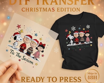 Könnte beinhalten: Schwarzes T-Shirt mit einem weihnachtlichen Motiv, das Zeichentrickfiguren mit Weihnachtsmützen und dem Text "Tis The Season" zeigt. Ein druckfertiger DTF-Transfer mit dem gleichen Design ist ebenfalls abgebildet. Der Text "DTF TRANSFER CHRISTMAS EDITION" ist enthalten.