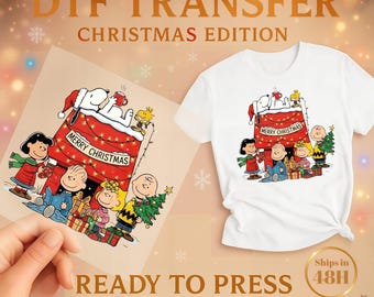 Könnte beinhalten: Ein weißes T-Shirt und ein bügelfähiger Transfer mit einem weihnachtlichen Design mit Snoopy und der Peanuts-Gang. Das Design enthält den Text "MERRY CHRISTMAS" und ist vor einem festlichen Hintergrund mit den Worten "DTF TRANSFER CHRISTMAS EDITION" und "READY TO PRESS" platziert.