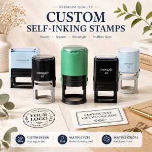 Puede incluir: Cinco sellos autoentintables en azul claro, negro y verde con la marca CHENGXH y los números de modelo 26, 50, 24 y 42. Dos muestras de papel muestran un diseño de logotipo circular y un cuadro de texto con CUSTOM TEXT YOUR MESSAGE HERE.
