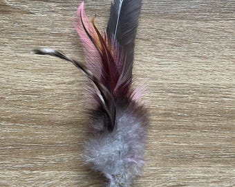 Anstecknadel / Hutnadel / Federschmuck / Brezel