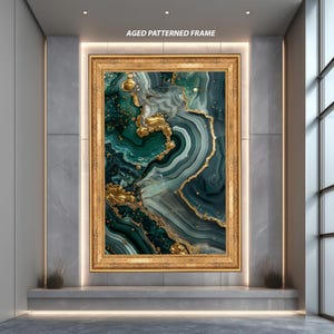 Puede incluir: Marco envejecido con diseño dorado. La obra presenta un patrón arremolinado en tonos verdes, turquesas y dorados. El marco es rectangular y tiene una apariencia envejecida detallada. La obra de arte se exhibe en un entorno interior moderno.