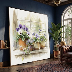 Pode incluir: Uma pintura em aquarela emoldurada retrata flores em vasos em uma janela. A obra apresenta amores-perfeitos roxos e brancos, lavanda e margaridas em vasos de terracota e cerâmica. A pintura é contra uma janela e luz natural suave.