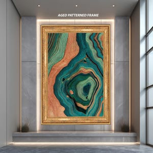 Puede incluir: Marco envejecido con diseño abstracto colorido. La obra presenta un marco dorado que rodea una pieza con tonos turquesa, verdes y naranjas. El texto "AGED PATTERNED FRAME" está en la parte superior.