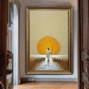Könnte beinhalten: Gerahmtes Ölgemälde, das eine Figur in weißer Robe mit Stab zeigt, die eine Schafherde auf eine große, gelbe Sonne zuführt. Das Kunstwerk hat einen strukturierten, pastosen Stil und ist in einem goldenen, verzierten Rahmen gefasst.