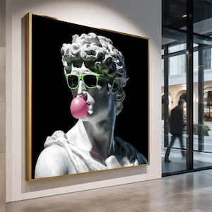 Peut inclure: Impression artistique encadrée représentant un buste en marbre classique de David portant des lunettes de soleil vert fluo et soufflant une bulle de chewing-gum rose sur fond noir. L'œuvre est exposée dans un cadre moderne.