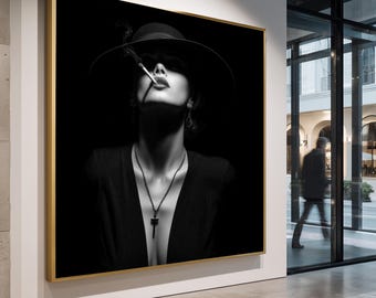 Moody Noir Femme Fatale Schwarz Weiß Porträt Wand Kunst Druckbare Dark Glamour Ästhetische Fotografie für Haus oder Büro Dekor