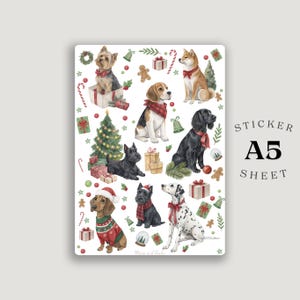 Puede incluir: Hoja de pegatinas A5 con ilustraciones de acuarela de varias razas de perros con atuendos navideños. Los perros están rodeados de árboles de Navidad, regalos, bastones de caramelo y hombres de jengibre. Texto: "STICKER SHEET A5".
