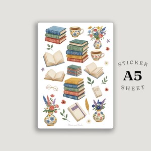 Könnte beinhalten: A5-Aufkleberbogen mit Aquarellillustrationen von Büchern, Teetassen, Blumenvasen und offenen Büchern. Das Aufkleberblatt enthält den Text "Sticker A5 Sheet". Auf der Unterseite des Blattes steht der Text "Muses and Books".