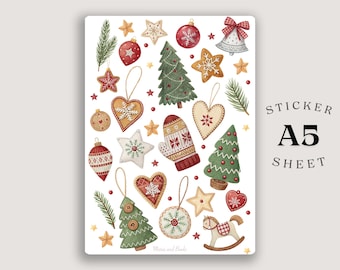 Puede incluir: Hoja de pegatinas A5 con ilustraciones de acuarela de adornos navideños. La hoja incluye bolas rojas y doradas, estrellas, hombres de jengibre, árboles de Navidad, corazones, un mitón y un caballito balancín. El texto "STICKER SHEET" y "A5" son visibles.