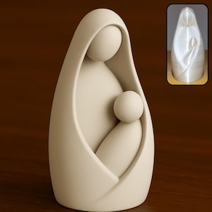 Puede incluir: Una escultura de color crema que representa a una madre y un niño en un estilo minimalista. Las figuras son suaves y redondeadas, con el niño acunado en los brazos de la madre. Una imagen más pequeña insertada muestra una versión impresa en 3D.