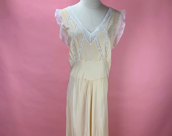 1940&#39;s Plus Size Rayon and Lace Nightgown Slip