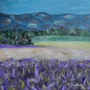 Peut inclure: Peinture à l'huile originale d'un champ de lavande avec des montagnes en arrière-plan. L'œuvre présente un premier plan de lavande violette, un champ de couleur claire et des montagnes bleues sous un ciel bleu. Signé par l'artiste, F. Trottoli.