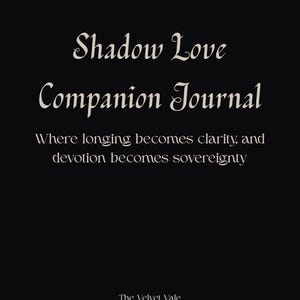Puede incluir: Una portada de diario negra con el título "Shadow Love Companion Journal" en una elegante escritura blanquecina. También se muestra el texto "Where longing becomes clarity, and devotion becomes sovereignty". The Velvet Vale es el editor.