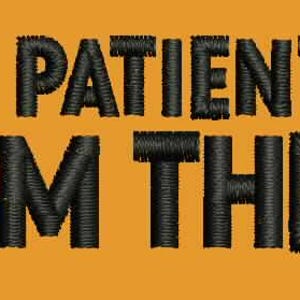 Op de afbeelding: Een geborduurde patch met de zwarte tekst PLEASE BE PATIENT WITH ME. I'M FROM THE 1900s. gestikt op een effen mosterdgele stoffen achtergrond. De letters zijn in een vetgedrukt, schreefloos lettertype met een duidelijke, getextureerde draadafwerking.