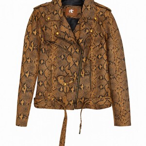 Op de afbeelding: Een bruin en zwart jack met slangenprint in klassieke bikerstijl. De jas heeft een reverskraag, een asymmetrische ritssluiting en meerdere zakken. Goudkleurige hardware en een ceintuurdetail in de taille maken de look compleet.
