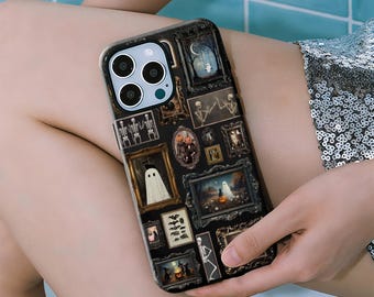 Può includere: Custodia per telefono nera con un collage di immagini di Halloween incorniciate. Le immagini includono scheletri, fantasmi e scene spettrali. La custodia ha uno sfondo scuro e una finitura lucida.