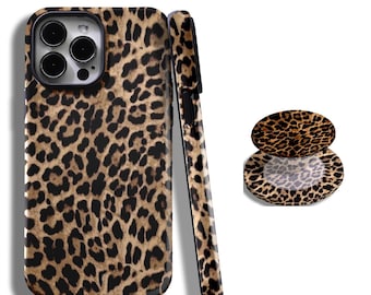 Peut inclure: Ensemble d'accessoires pour téléphone avec un motif léopard. L'ensemble comprend une coque de téléphone, un support de téléphone et un chargeur sans fil. La coque et le support sont droits, tandis que le chargeur est ouvert. Le motif est un mélange de taches marron et noires.