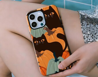 Könnte beinhalten: Eine Handyhülle mit einem Halloween-Design. Die Hülle zeigt zwei schwarze Katzen zwischen orangefarbenen Kürbissen und einigen grünen Kürbissen. Die Hülle hat eine glänzende Oberfläche und ist für ein Smartphone konzipiert.