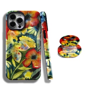 Op de afbeelding: Een kleurrijke telefoonhoes en popsocket met een aquarel bloemenpatroon in rood, geel en blauw. De hoes en popsocket hebben een glanzende afwerking en het ontwerp bevat bloemen en groene bladeren. De hoes wordt naast de popsocket getoond.