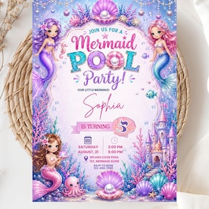 Puede incluir: Una tarjeta de invitación rectangular con tres sirenas de cabello morado, rosa y castaño, un castillo submarino y criaturas marinas. El texto dice: Join us for a Mermaid Pool Party! Our little mermaid Sophia is turning 5. Incluye detalles de fecha, hora y ubicación.