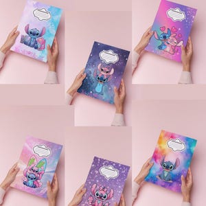Puede incluir: Cuadernos con diseños del personaje Stitch. Cada cuaderno tiene un fondo colorido con ilustraciones de Stitch. Los cuadernos son sostenidos por manos sobre un fondo rosa. Los cuadernos tienen un área de etiqueta en la parte superior.
