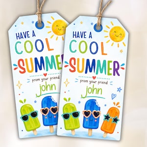 以下が含まれることがあります： 「HAVE A COOL SUMMER」の文字がカラフルに描かれた、白いギフトタグが2つ。笑顔の太陽、サングラスをかけたアイスキャンディー、そして「John」の名前のイラストが特徴です。各タグは天然の麻ひもで結ばれています。