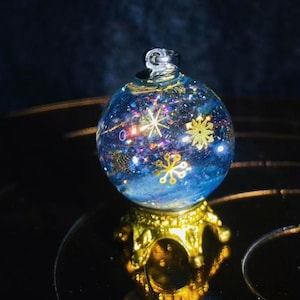 Colgante de copo de nieve que brilla en la oscuridad: copos de nieve metálicos, arte de resina, joyería invernal única