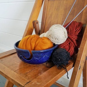 Bol à fil / bol à fil de poterie / bol à fil en céramique / bol à tricoter / fait main / cadeau tricot / poterie / cadeau fait main / poterie / crochet Bleu