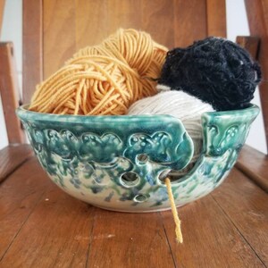 Bol à fil / bol à fil de poterie / bol à fil en céramique / bol à tricoter / fait main / cadeau tricot / poterie / cadeau fait main / poterie / crochet Vert