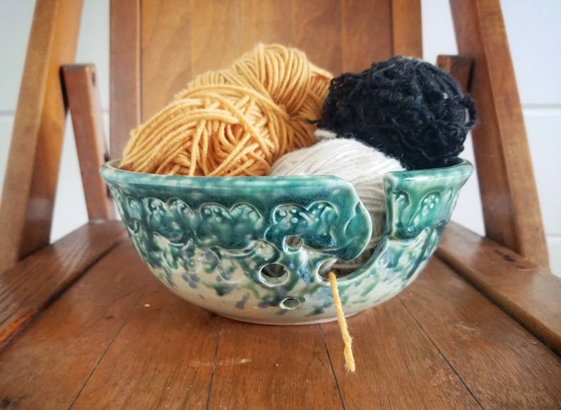 Bol à fil / bol à fil de poterie / bol à fil en céramique / bol à tricoter / fait main / cadeau tricot / poterie / cadeau fait main / poterie / crochet Vert