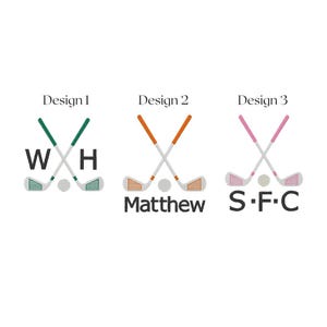 K&ouml;nnte beinhalten: Drei Golf-Designs mit gekreuzten Golfschl&auml;gern und Golfb&auml;llen. Design 1 zeigt die Buchstaben "W" und "H". Design 2 hat den Namen "Matthew". Design 3 zeigt die Buchstaben "S.F.C". Jedes Design hat ein anderes Farbschema.
