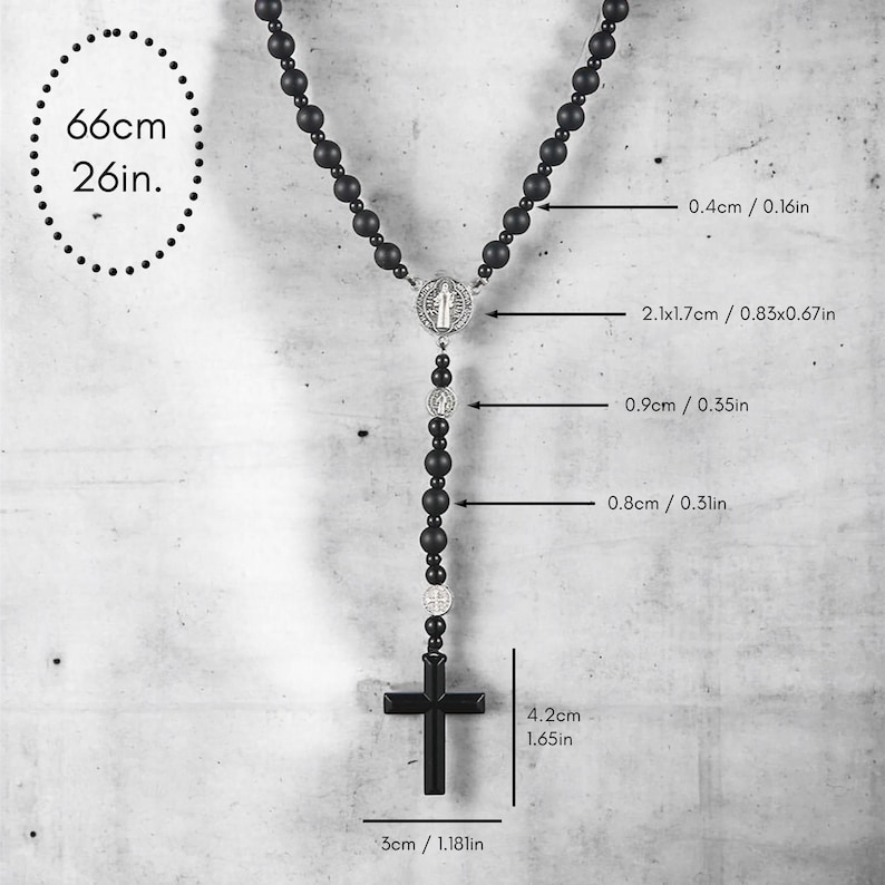 Puede incluir: Collar de rosario negro con un colgante de cruz. El collar mide 66 cm de largo y presenta cuentas negras y detalles plateados. La cruz mide 4,2 cm de alto y 3 cm de ancho.