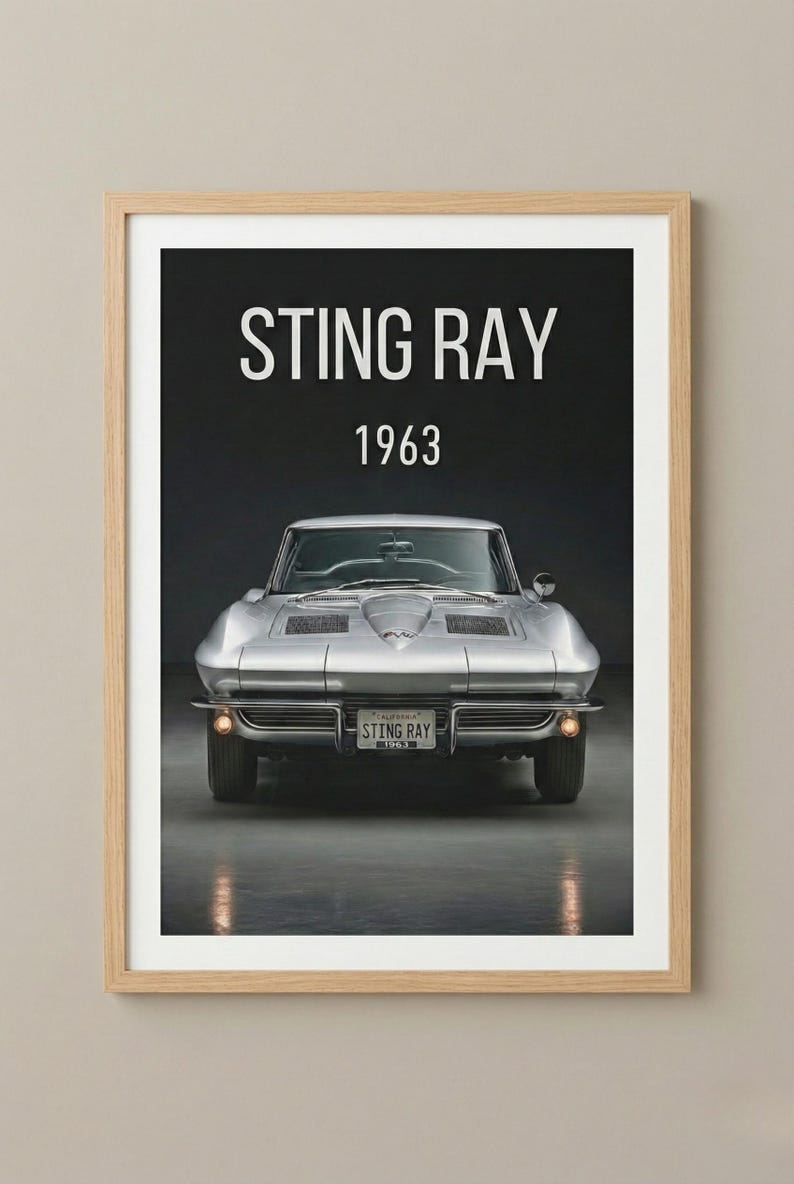 Puede incluir: Impresi&oacute;n enmarcada que presenta un Corvette Sting Ray plateado de 1963. El coche est&aacute; centrado sobre un fondo negro, con las palabras "STING RAY" y "1963" en blanco encima. La matr&iacute;cula dice "STING RAY 1963".