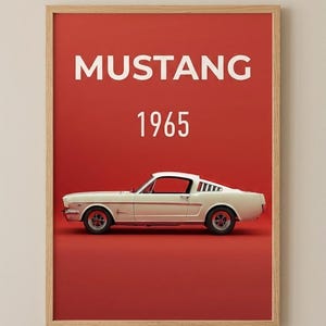 Puede incluir: Impresi&oacute;n enmarcada de un coche Mustang blanco de 1965 sobre un fondo rojo. La palabra "MUSTANG" y el a&ntilde;o "1965" est&aacute;n en texto blanco sobre el coche. La impresi&oacute;n est&aacute; en un marco de madera marr&oacute;n claro.
