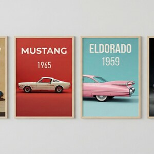 Puede incluir: Cuatro l&aacute;minas enmarcadas con coches cl&aacute;sicos: Cobra 427, Mustang, Eldorado y Sting Ray. Cada l&aacute;mina muestra el nombre y el a&ntilde;o del coche. El Cobra es azul, el Mustang es blanco, el Eldorado es rosa y el Sting Ray es plateado.