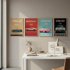Puede incluir: Cuatro carteles enmarcados de coches antiguos: Cobra 427 1965, Mustang 1965, Eldorado 1959 y Sting Ray 1963. Cada cartel presenta una imagen de un coche cl&aacute;sico con el nombre y el a&ntilde;o del coche. Los carteles se muestran encima de un escritorio blanco.